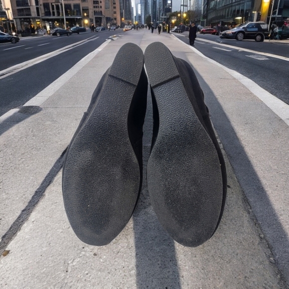 Alexis Bendel woman's size 9 Heeled (3") zip-up boots. - Picture 2 of 10